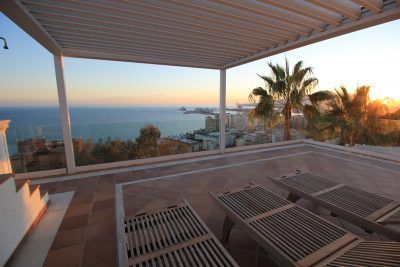 Casos de éxito - La Terraza con Pérgola Bioclimática y Barandilla de Cristal de Alicia. Casos de éxito - La Terraza con Pérgola Bioclimática y Barandilla de Cristal de Alicia.