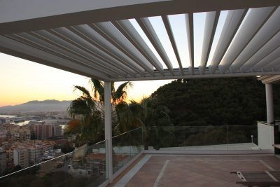 Casos de éxito - La Terraza con Pérgola Bioclimática y Barandilla de Cristal de Alicia. Casos de éxito - La Terraza con Pérgola Bioclimática y Barandilla de Cristal de Alicia.