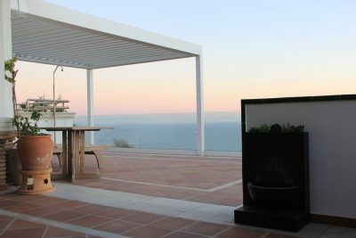 Casos de éxito - La Terraza con Pérgola Bioclimática y Barandilla de Cristal de Alicia. Casos de éxito - La Terraza con Pérgola Bioclimática y Barandilla de Cristal de Alicia.