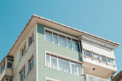 Por qué cerrar un balcón con cristal Por qué cerrar un balcón con cristal