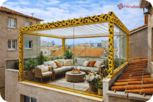 cerramiento de terraza con pérgola de diseño que no encaja con la estética del edificio