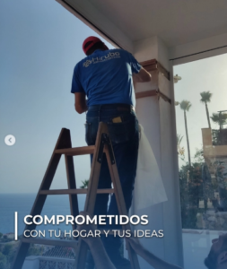 Garantías y mantenimiento de cerramientos acristalados técnico revisando detalles cerramiento