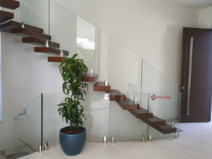 Barandillas de cristal Hirubo instaladas en una vivienda como apoyo de escaleras