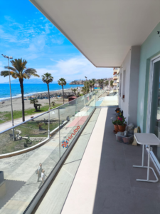 Barandilla de cristal instalada en apartamentos turísticos en Málaga