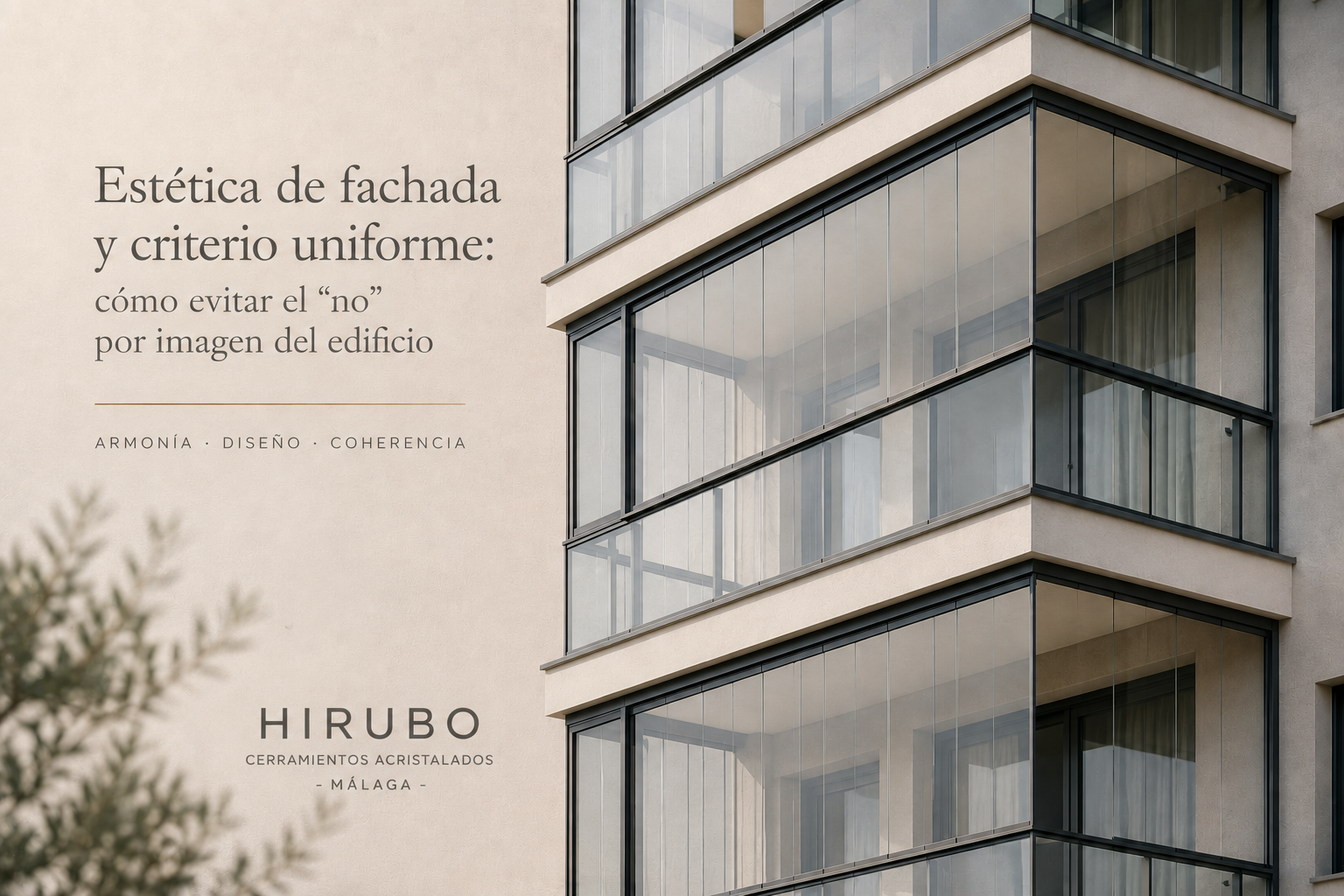 Diseño moderno de fachada con barandilla de cristal y ventana acordeón