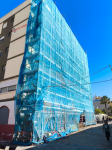 fachada de un edificio en obras