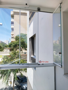 Ventana abatible de vidrio con apertura hacia el exterior